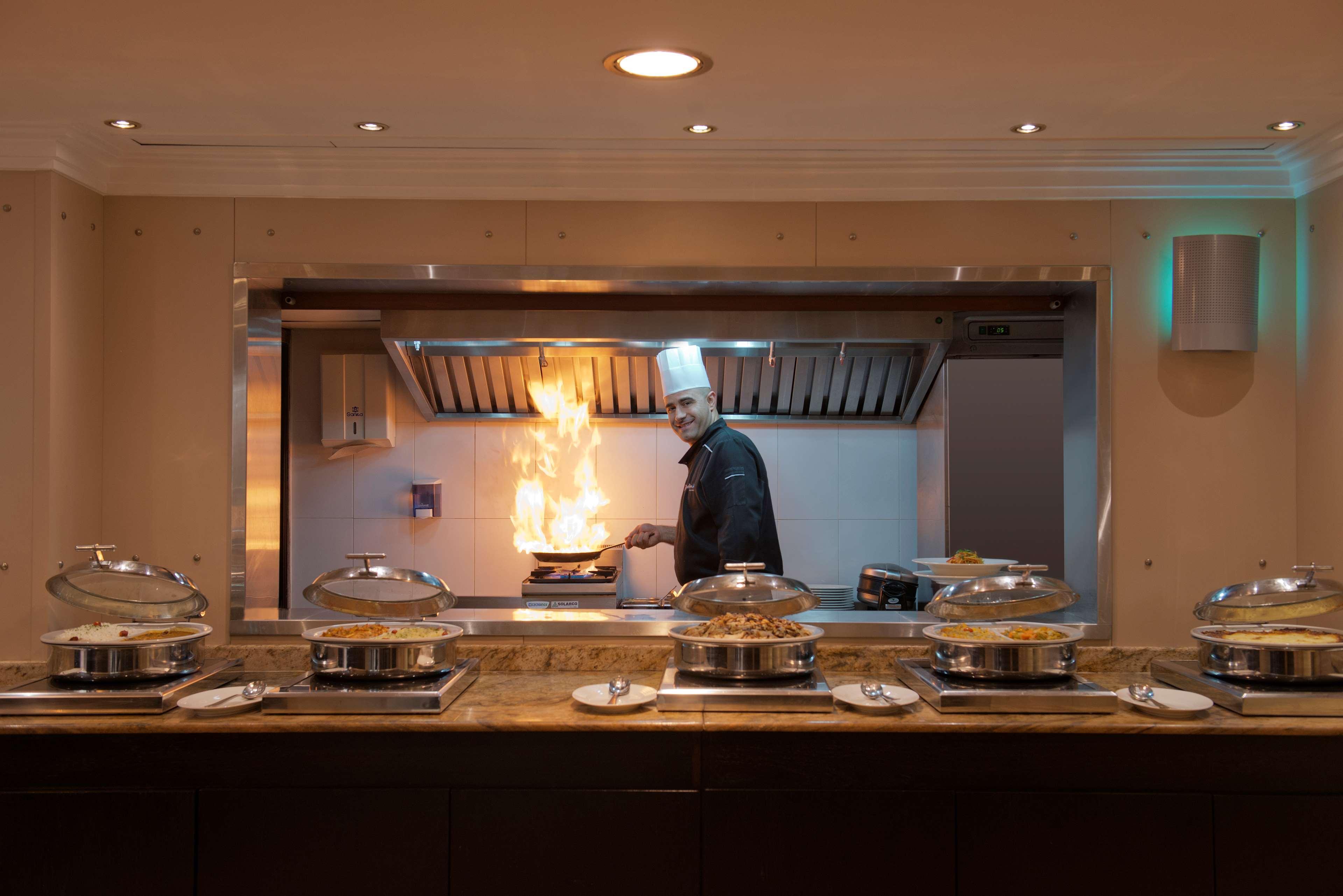 Отель Radisson Blu Martinez Бейрут Экстерьер фото A live kitchen at a hotel