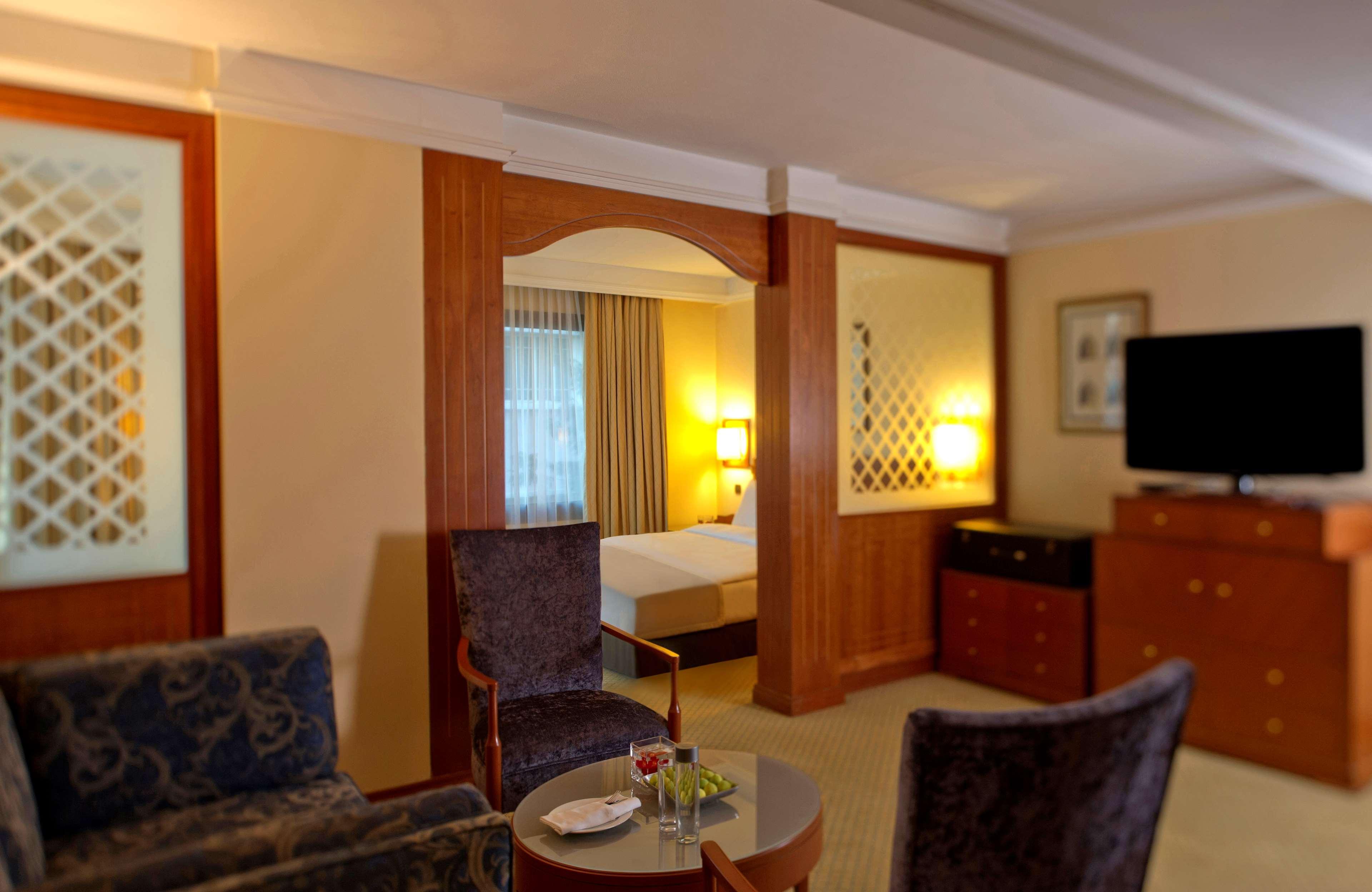 Отель Radisson Blu Martinez Бейрут Экстерьер фото Suite