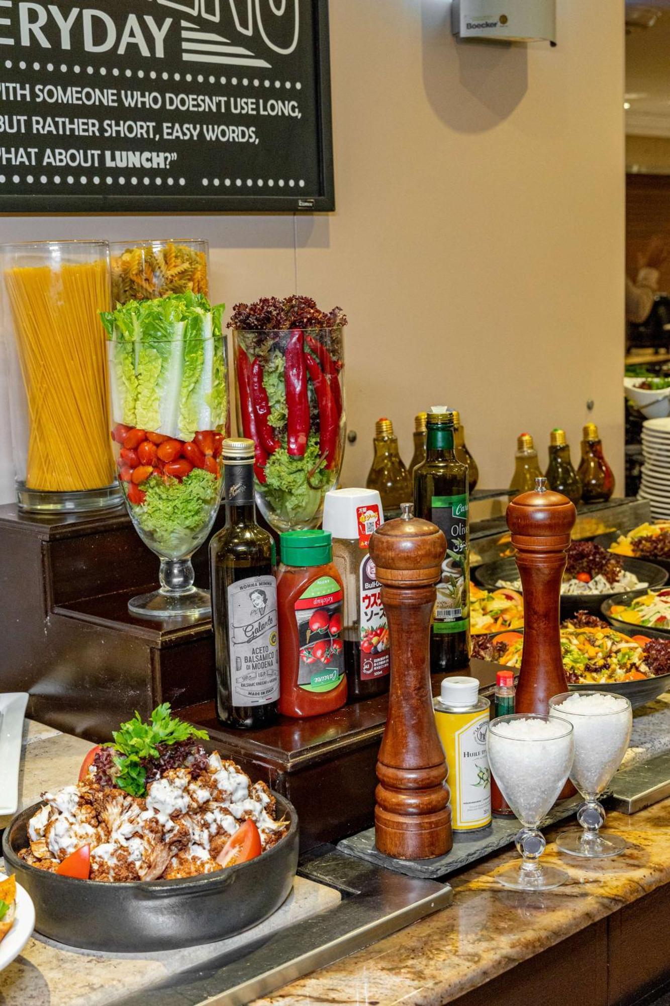 Отель Radisson Blu Martinez Бейрут Экстерьер фото A salad bar