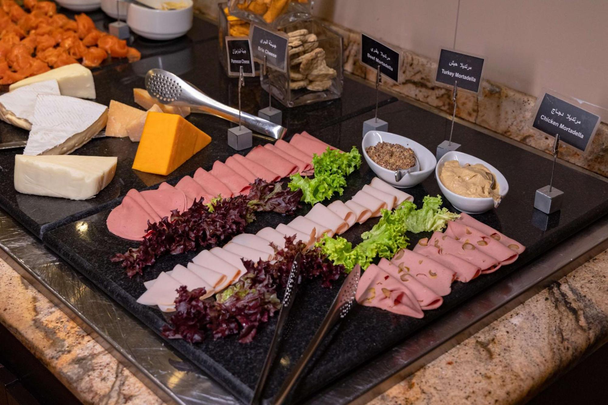 Отель Radisson Blu Martinez Бейрут Экстерьер фото A selection of cold cuts