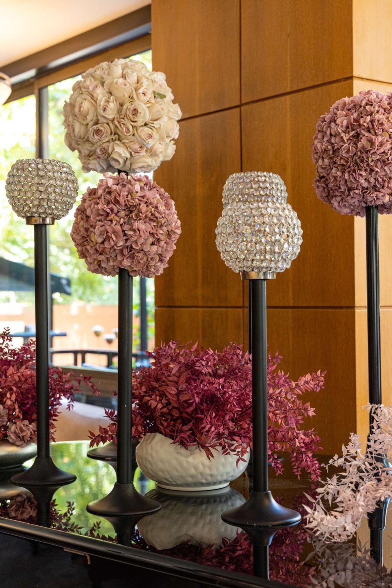 Отель Radisson Blu Martinez Бейрут Экстерьер фото Flower balls
