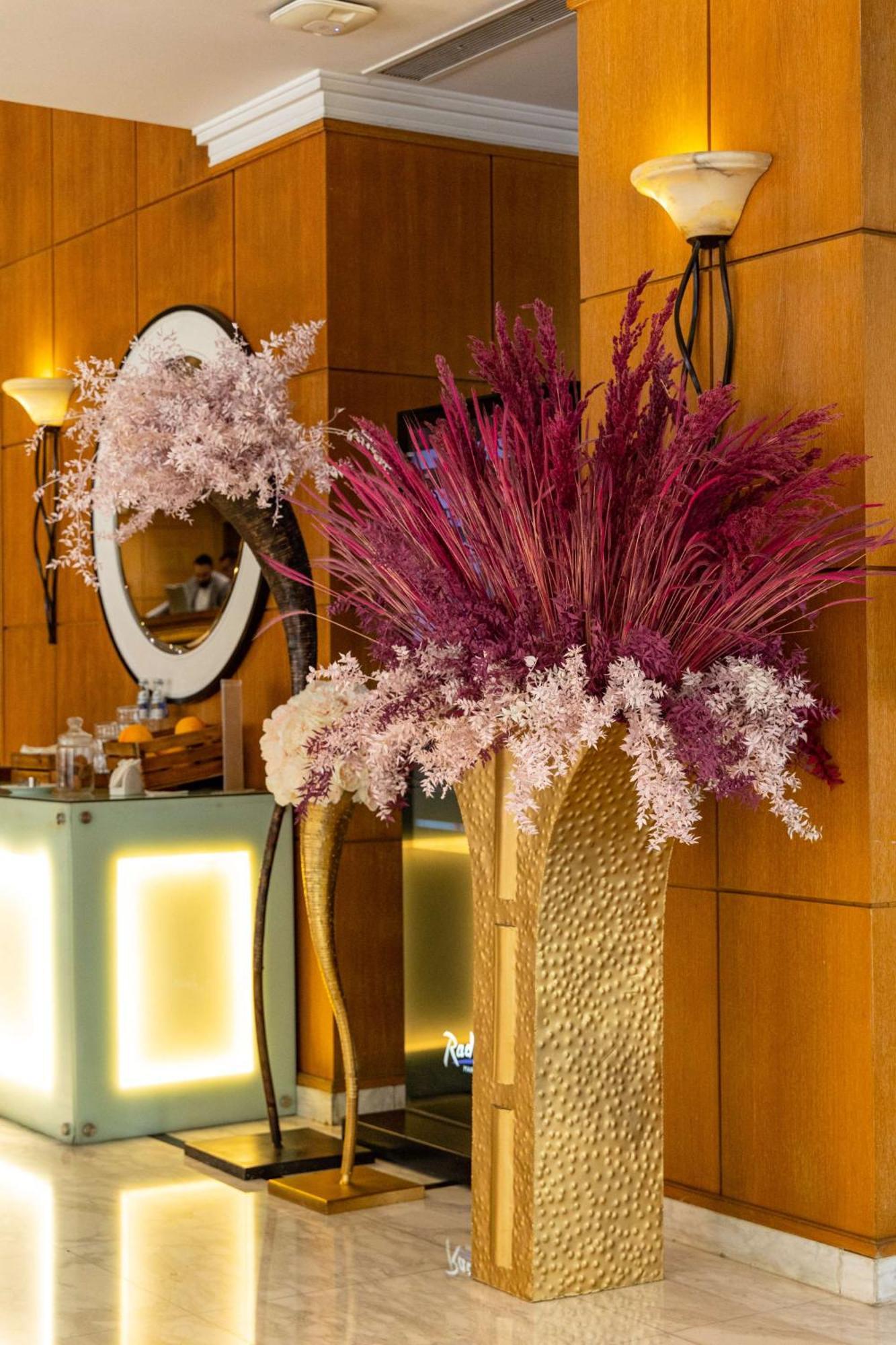 Отель Radisson Blu Martinez Бейрут Экстерьер фото Dried flowers in a vase