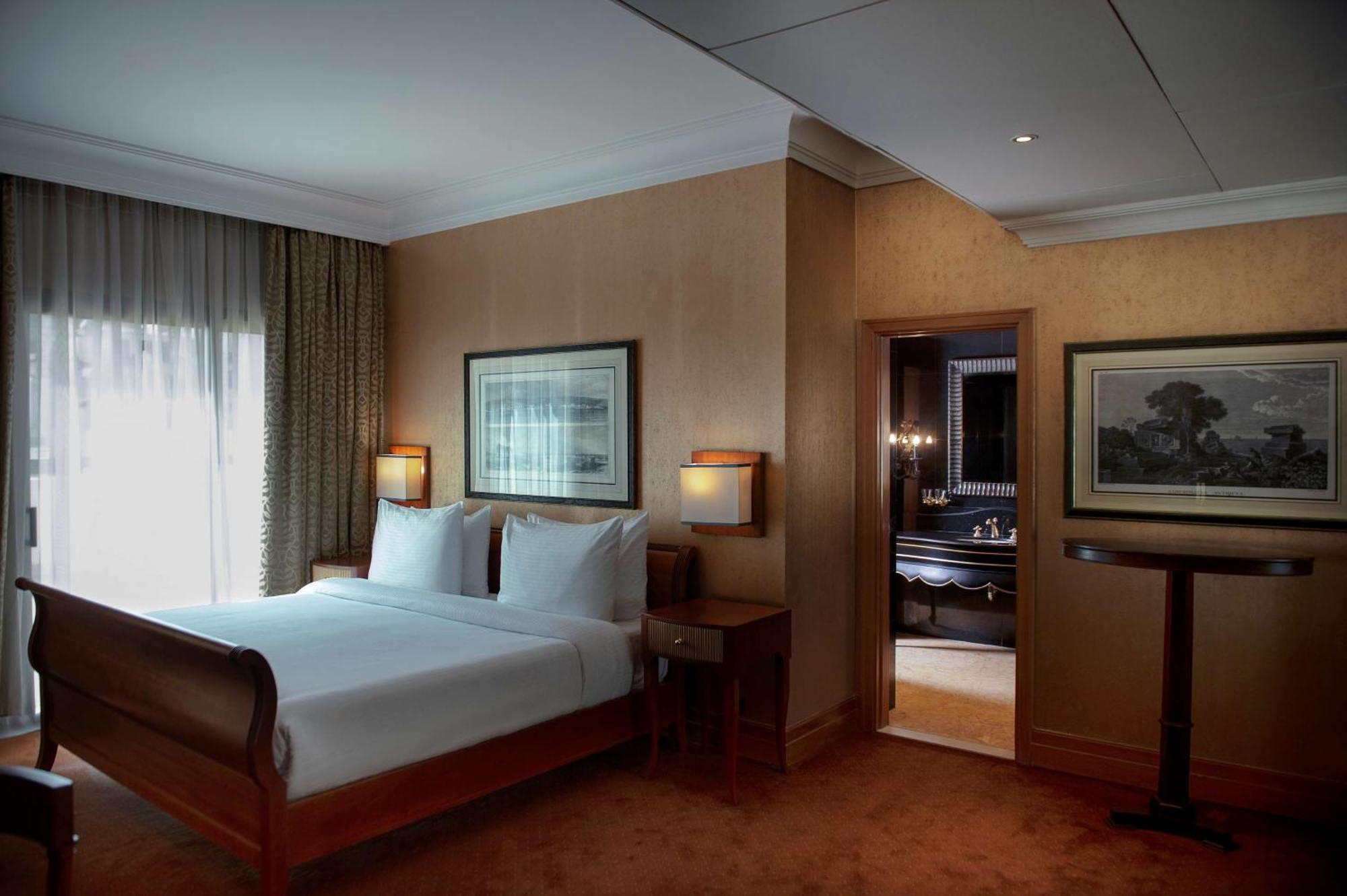Отель Radisson Blu Martinez Бейрут Экстерьер фото