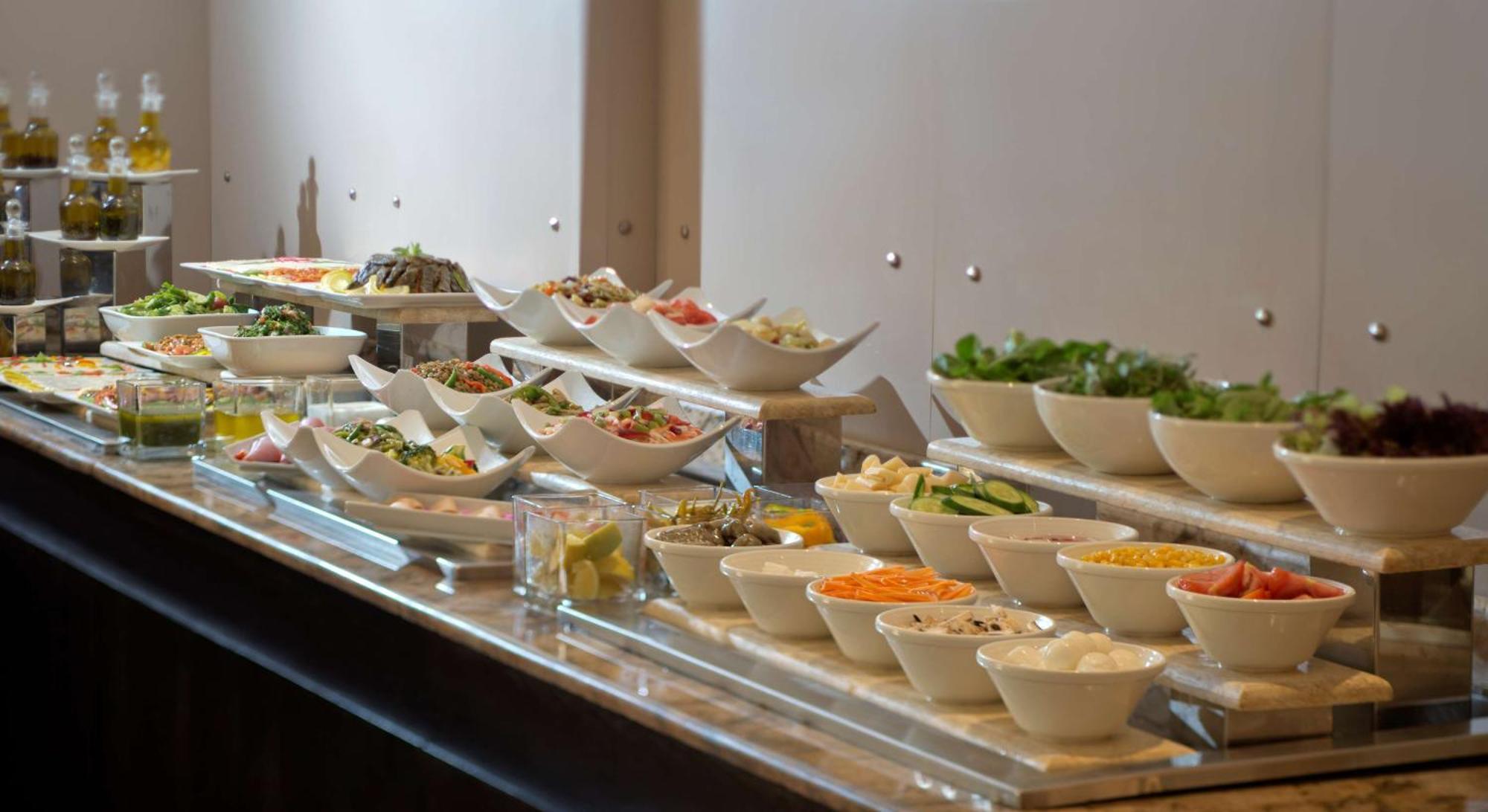 Отель Radisson Blu Martinez Бейрут Экстерьер фото A salad bar