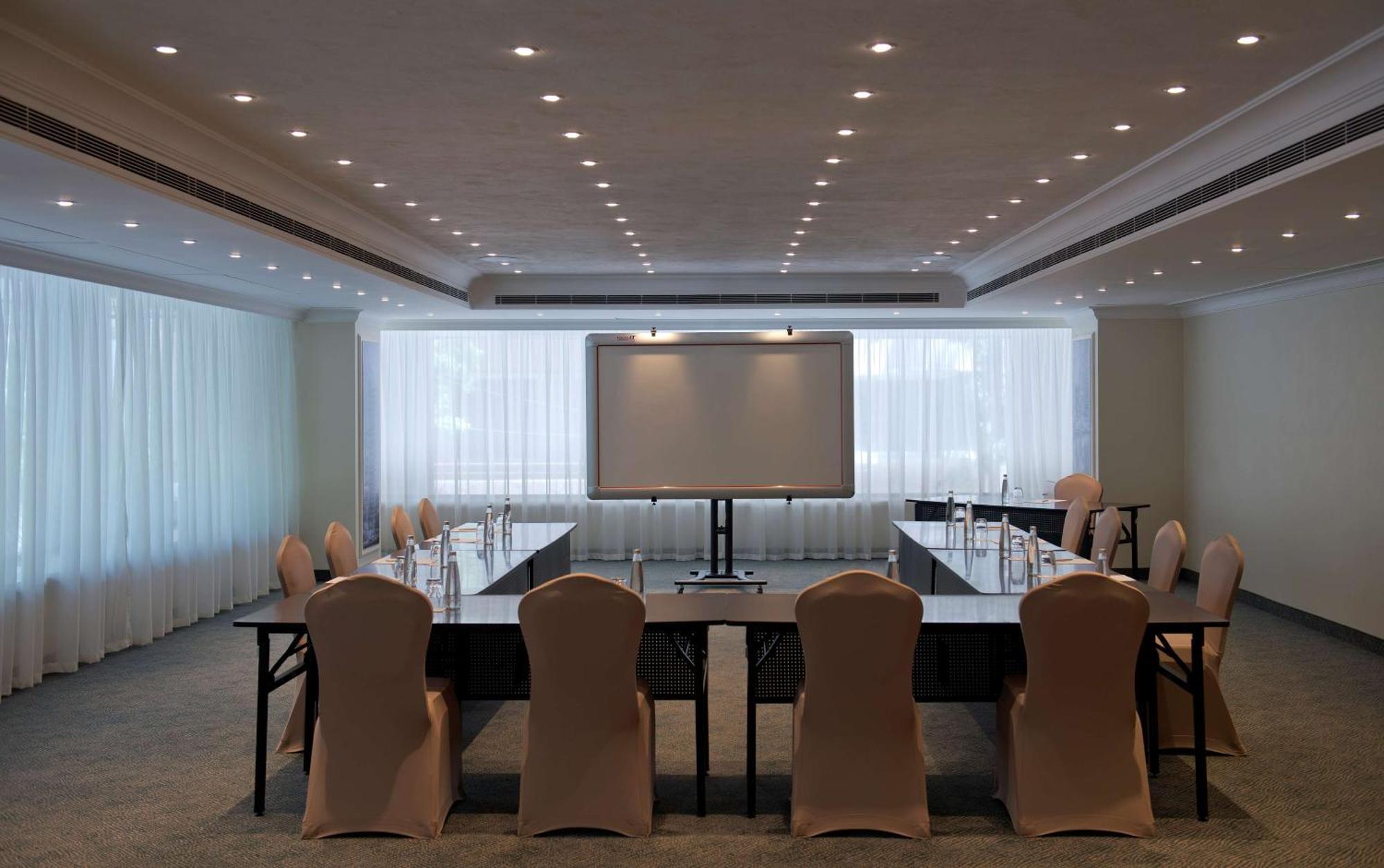 Отель Radisson Blu Martinez Бейрут Экстерьер фото A meeting room