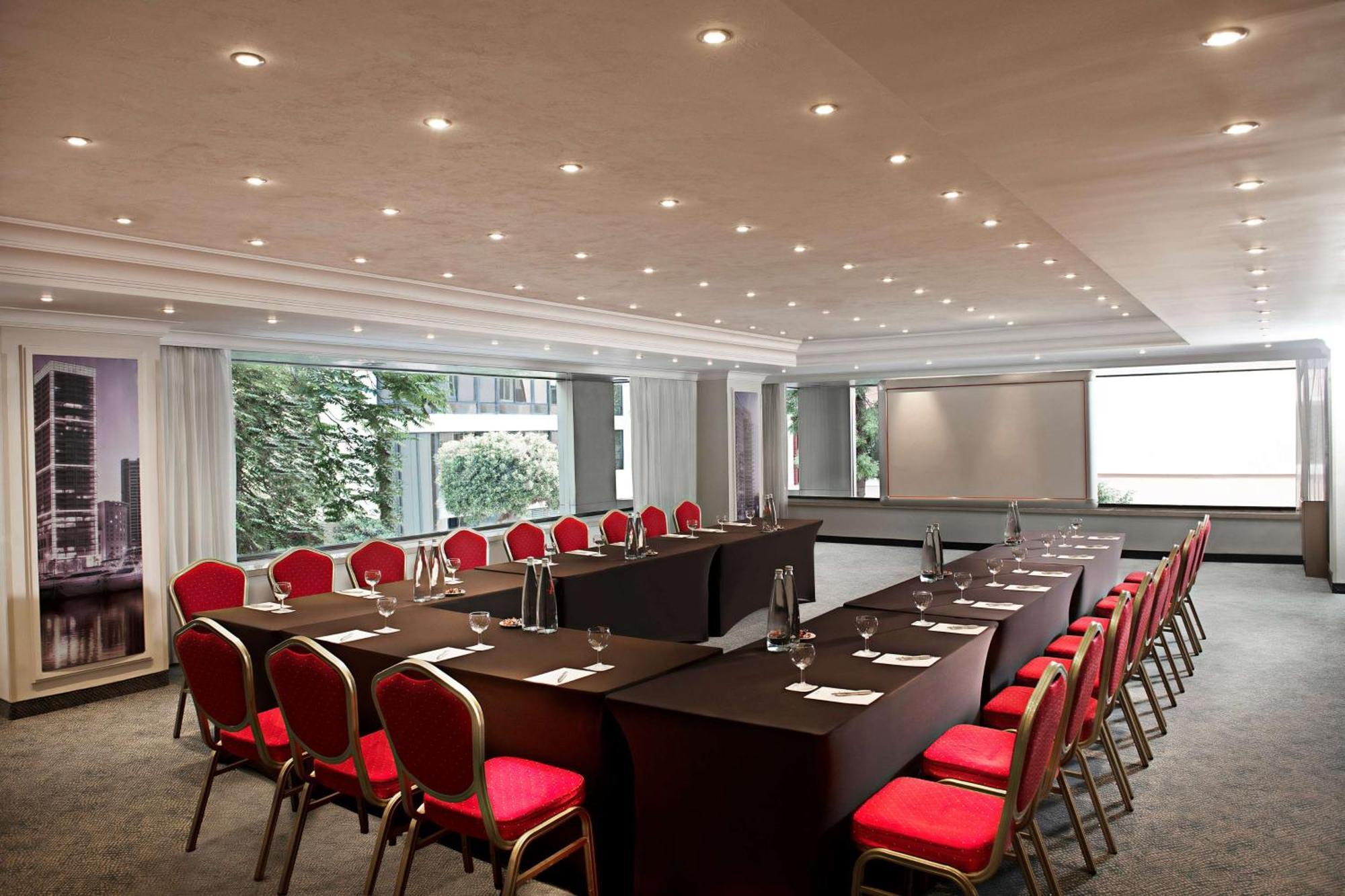 Отель Radisson Blu Martinez Бейрут Экстерьер фото Meeting room