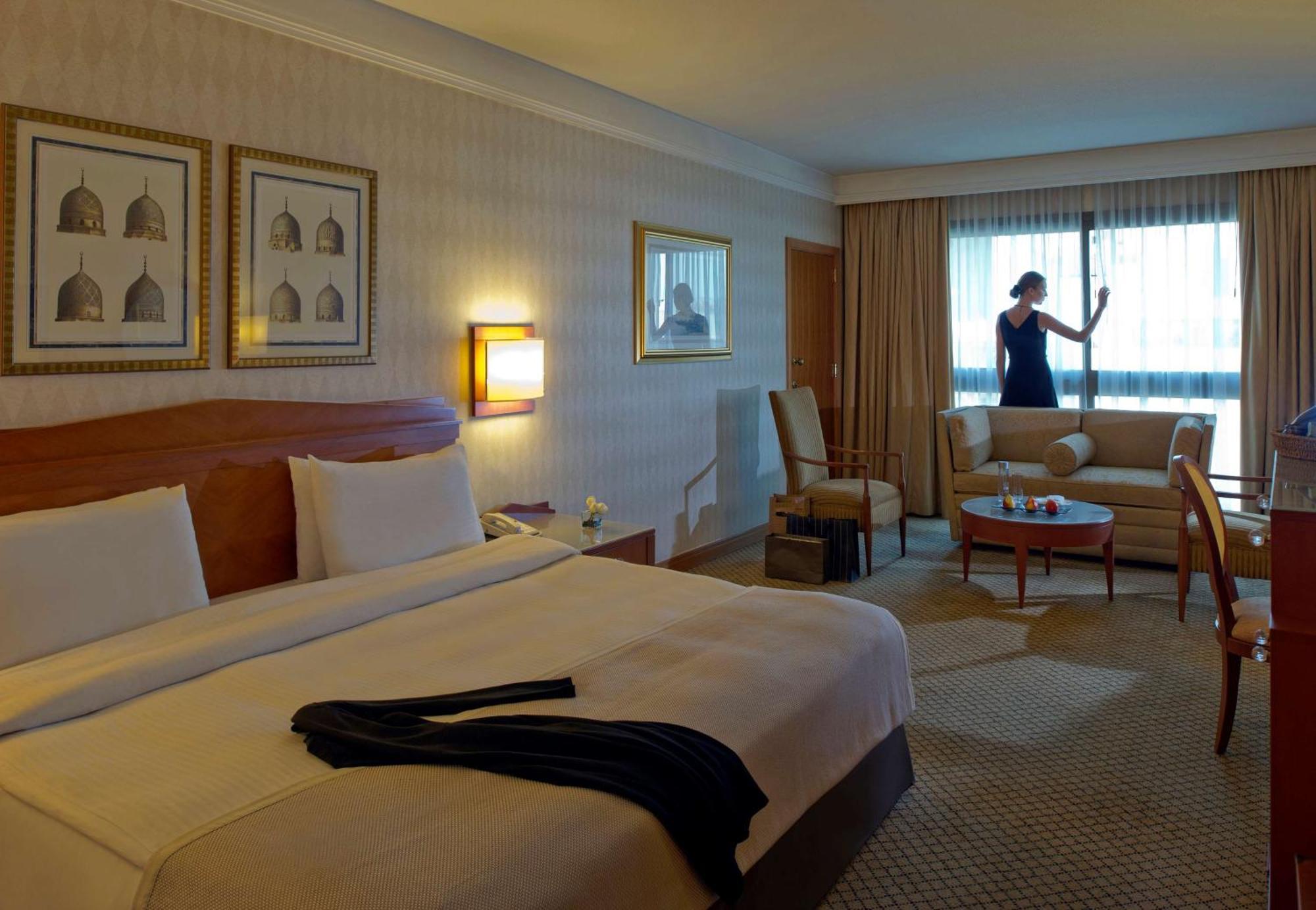 Отель Radisson Blu Martinez Бейрут Экстерьер фото A maid cleaning a hotel room