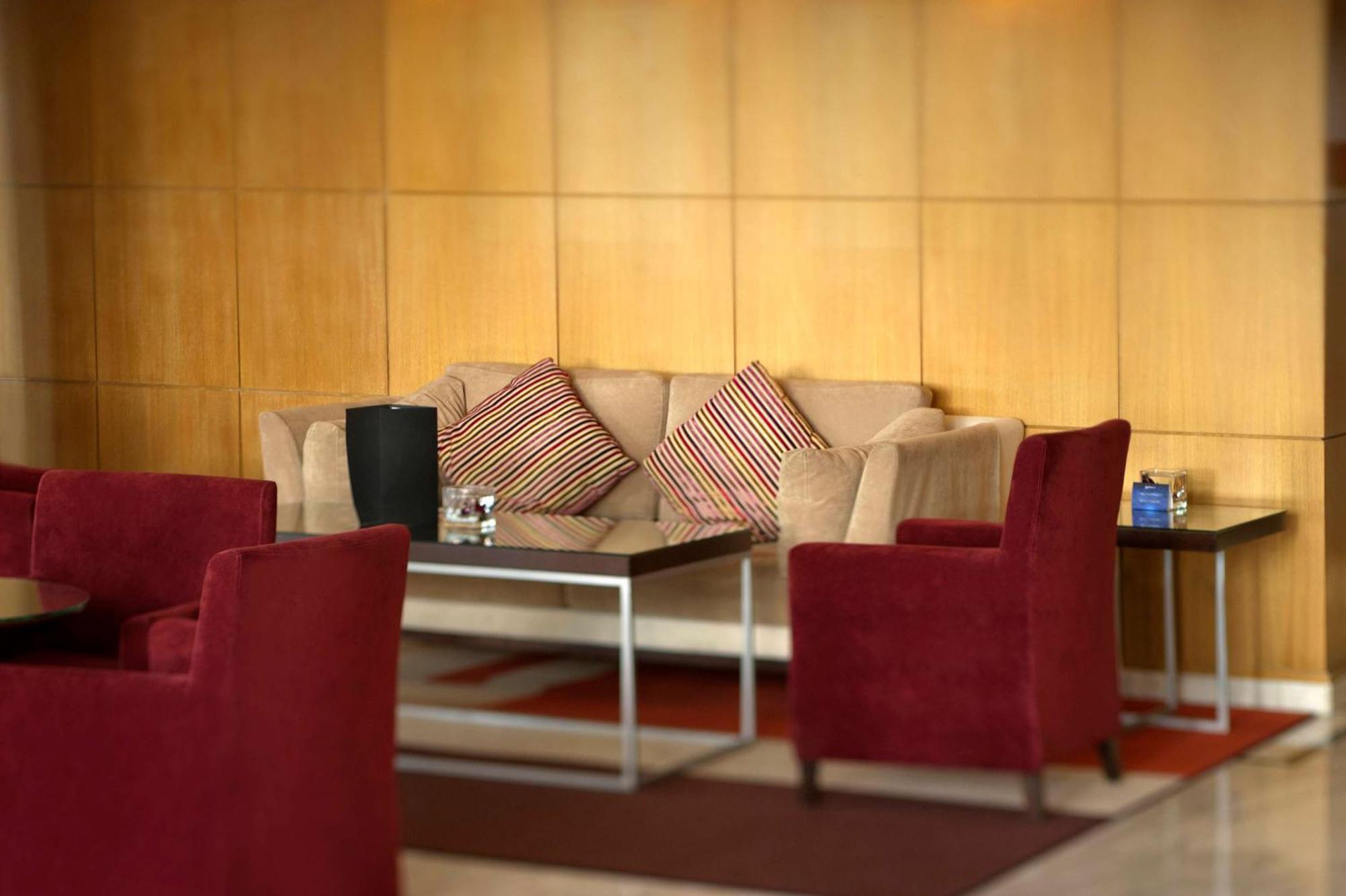 Отель Radisson Blu Martinez Бейрут Экстерьер фото The lounge at the airport