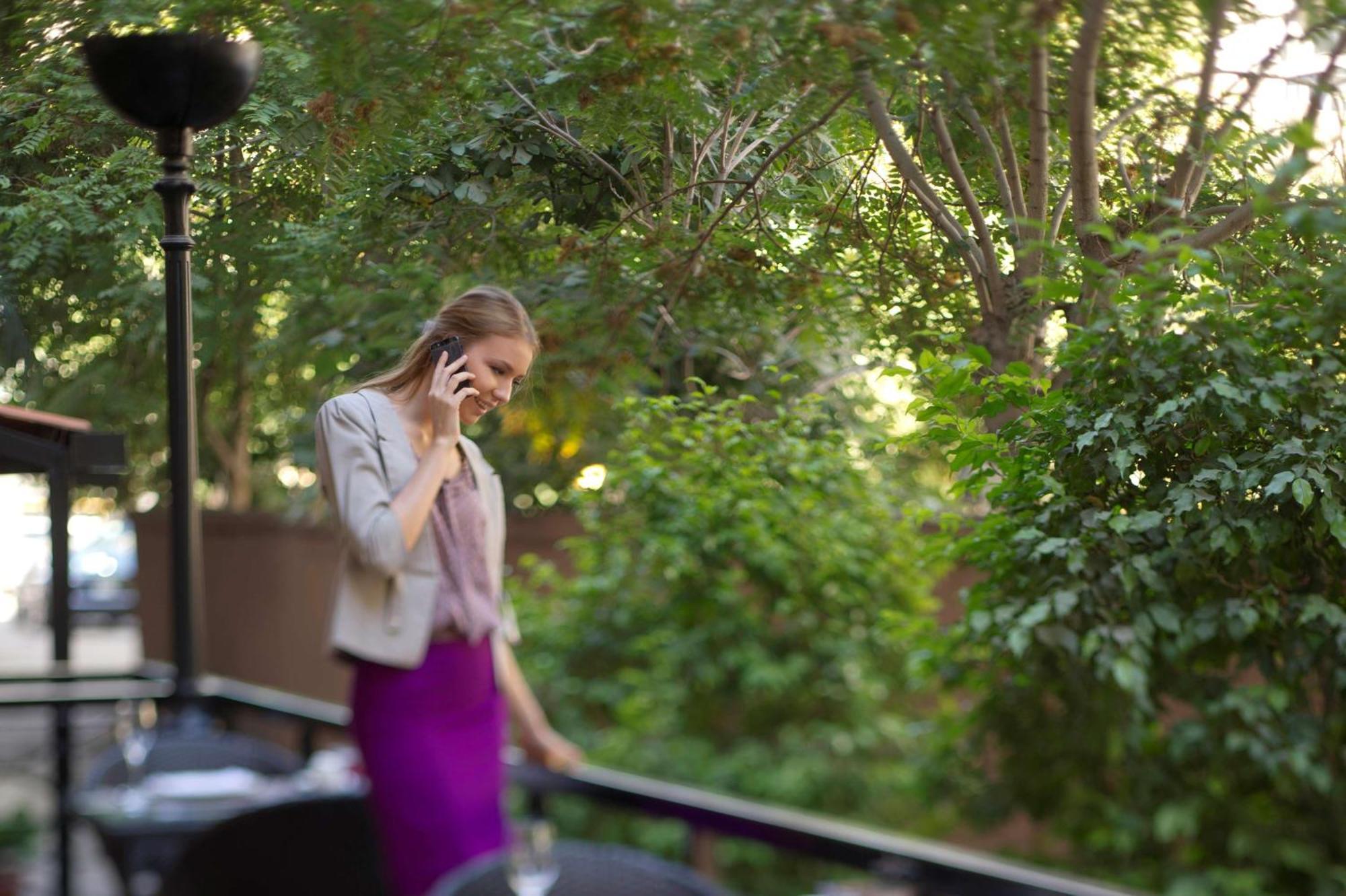 Отель Radisson Blu Martinez Бейрут Экстерьер фото A woman on a mobile phone